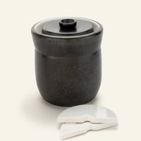 __bg__ TOMO 3-litre black stoneware fermentation crock with water-seal lid and two half-moon ceramic weights