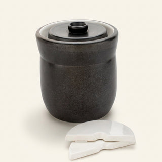 TOMO 3-litre black stoneware fermentation crock with water-seal lid and two half-moon ceramic weights