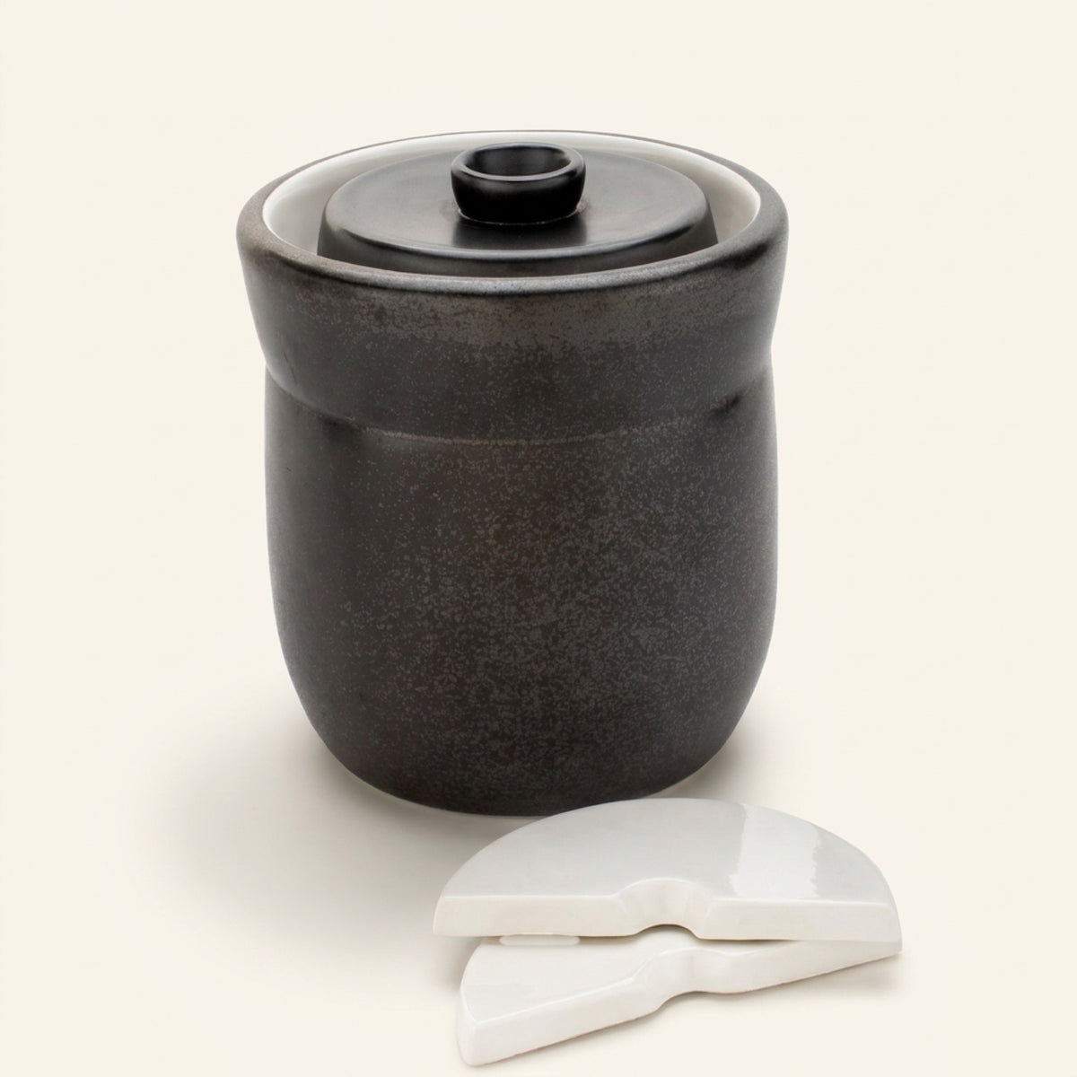 __bg__ TOMO 3-litre black stoneware fermentation crock with water-seal lid and two half-moon ceramic weights