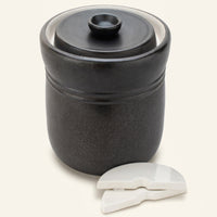 __bg__ TOMO 7-litre black stoneware fermentation crock with water-seal lid and two half-moon ceramic weights