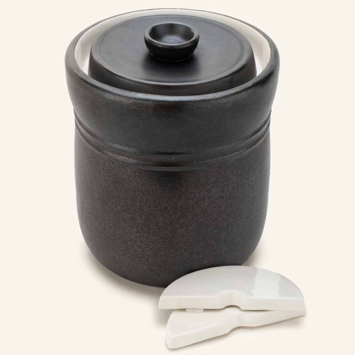 __bg__ TOMO 7-litre black stoneware fermentation crock with water-seal lid and two half-moon ceramic weights