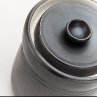 Close-up of the 7L crock's water-channel rim and domed lid knob